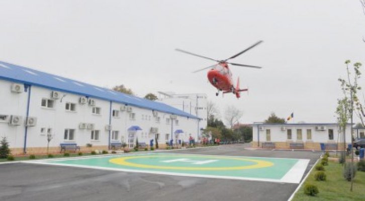 Trei pacienţi, transferaţi la Bucureşti: unul a fost preluat cu elicopterul SMURD